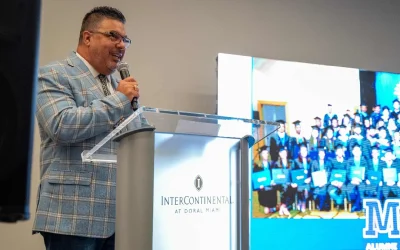 Celebrando la Asociación de Alumni de MAU